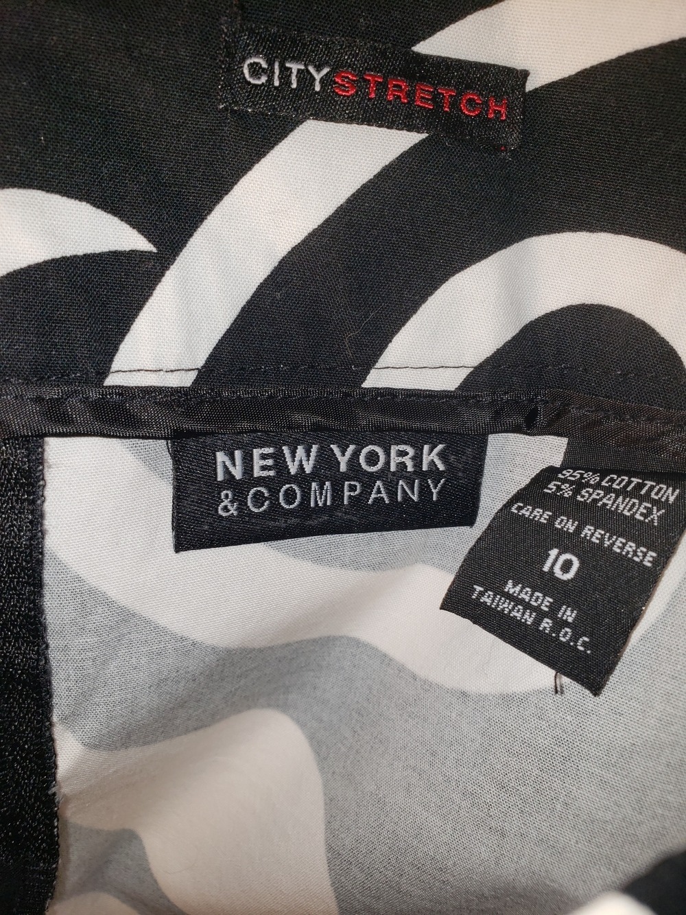 New York & Company Black and White Swirl Mini Skirt -10 - Picture 2 of 4